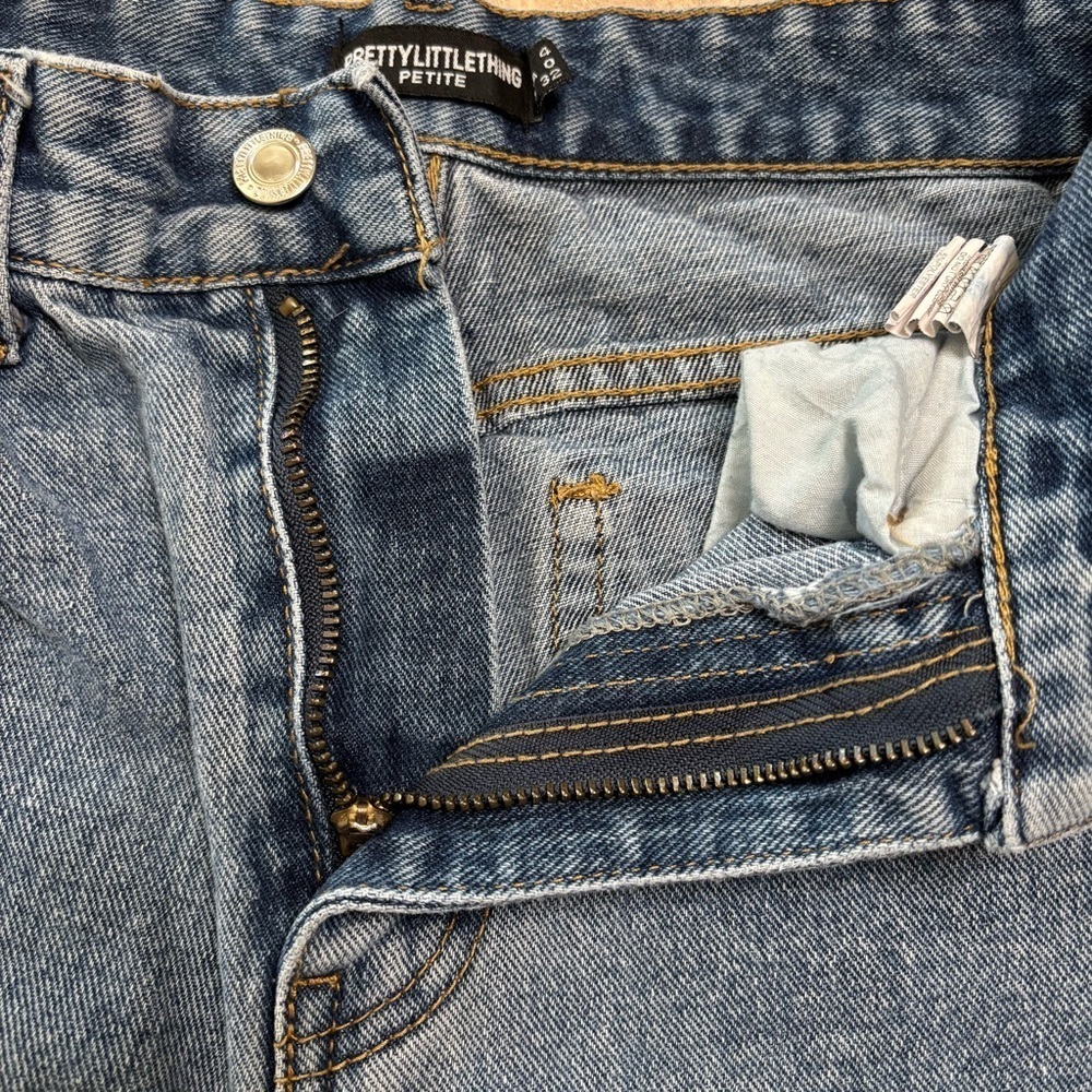 Pretty Little Thing Light Wash Flame Pocket High Rise Straight Leg Jeans Size 0 - Picture 6 of 9